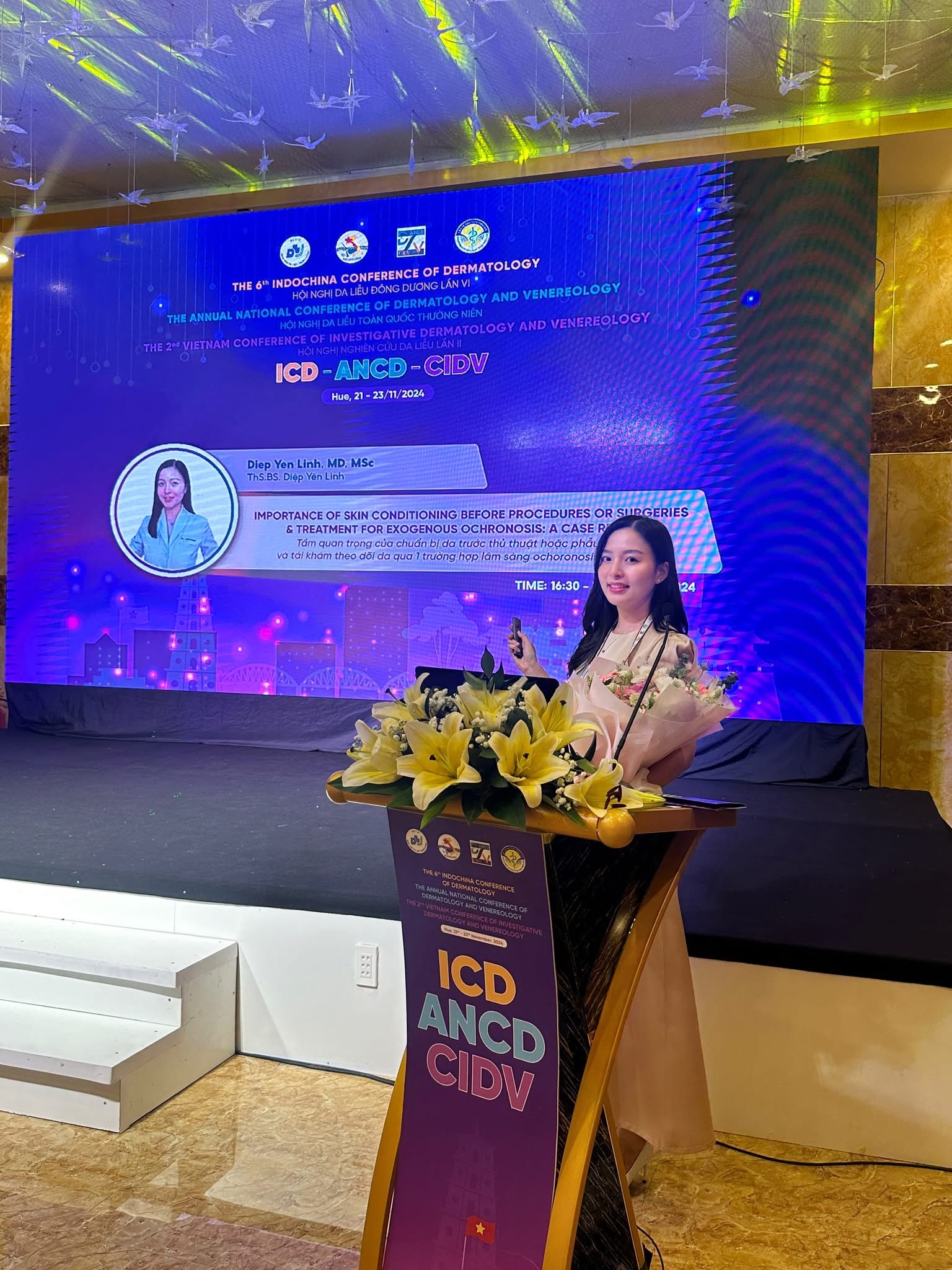 Bác sĩ Diệp Yến Linh báo cáo về điều trị thẩm mỹ da và phẫu thuật tại Hội nghị Đông Dương.
