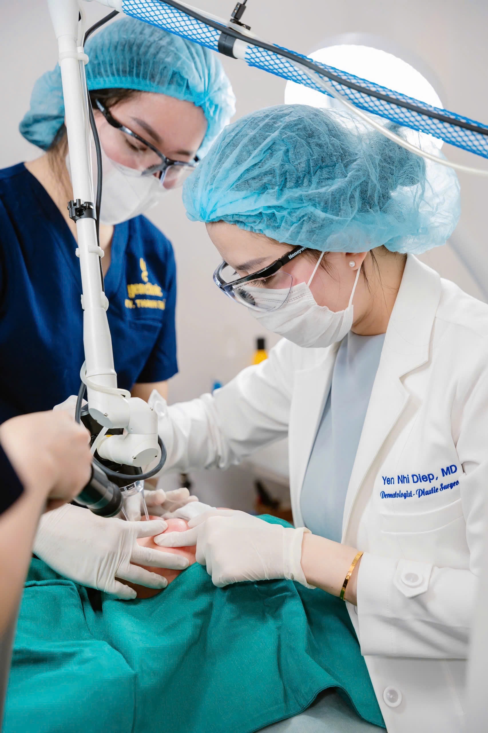 Bác sĩ Diệp Yến Nhi thực hiện điều trị cho bệnh nhân lão hóa và sẹo nặng tại Yen Clinic .