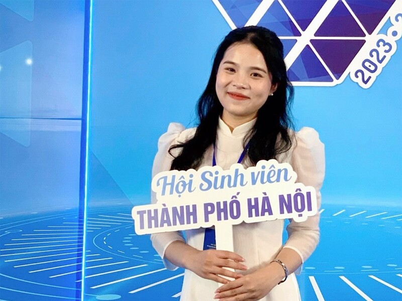 Vũ Thu Hằng (SN 2002, Hải Dương) đỗ chương trình thạc sĩ Giáo dục của Đại học Oxford ngành Sư phạm tiếng Anh.

