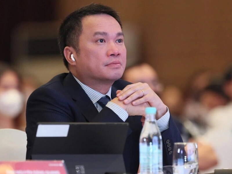 Đại gia ngân hàng Hồ Hùng Anh từng thi đỗ vào khóa 22 đào tạo Kỹ sư tại Học viện Kỹ thuật Quân sự. Sau 1 năm học với kết quả xuất sắc, ông được Bộ Quốc phòng tuyển chọn đi du học ngành kỹ thuật quân sự tại Liên Xô.