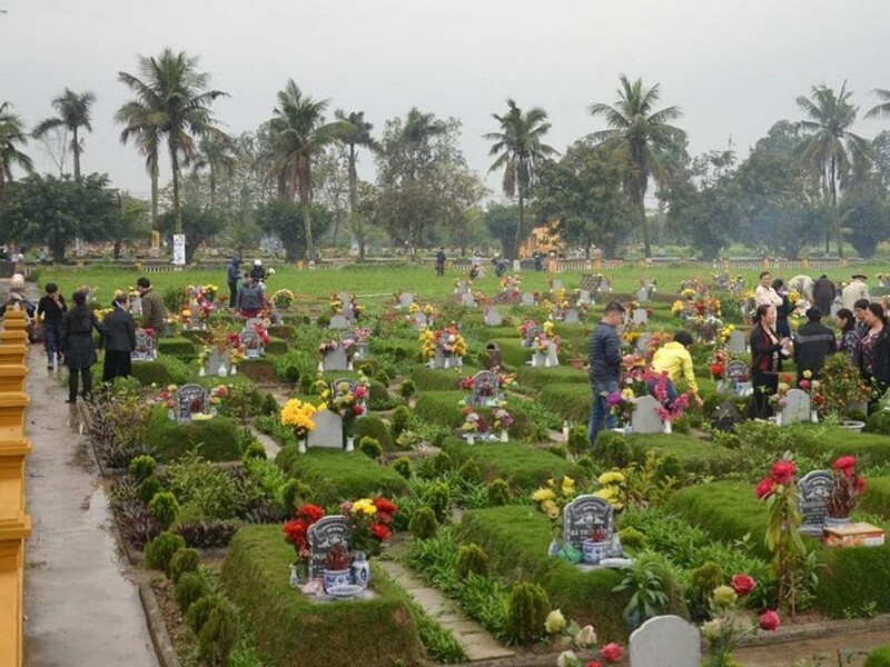 Nghề tảo mộ thuê "ăn nên làm ra" vào tháng Chạp giáp Tết vì theo phong tục vào dịp gần Tết thì người thân đi tảo mộ cho gia đình.
