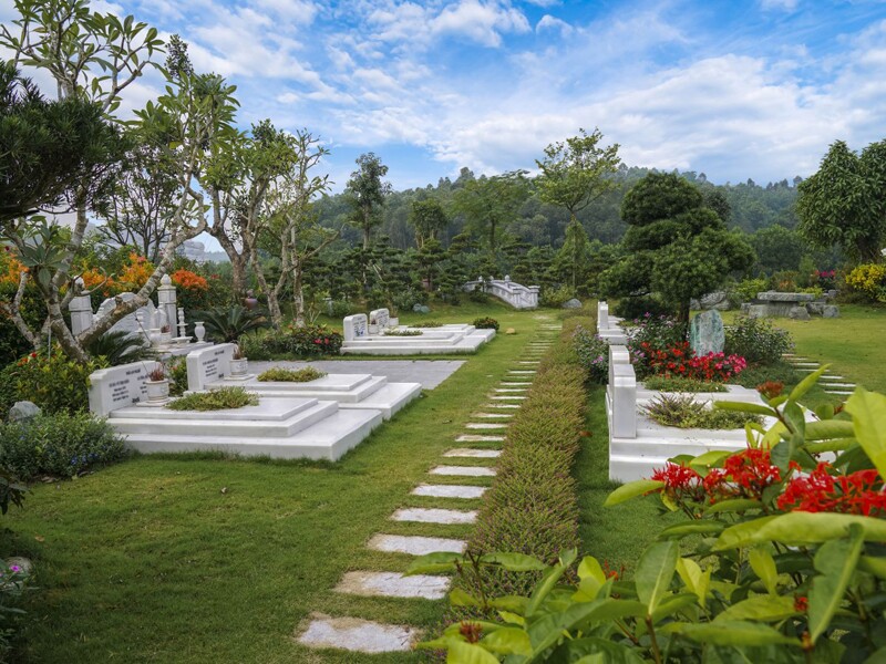 Thông thường, việc làm cỏ cho 1 ngôi mộ được các chủ thuê có giá 300-500 nghìn đồng, cạo vôi, quét sơn thường có giá 1,5-2 triệu đồng. Ngoài ra, còn có người thuê trọn gói với giá từ 3-5 triệu đồng thùy theo kích thước từng ngôi mộ.