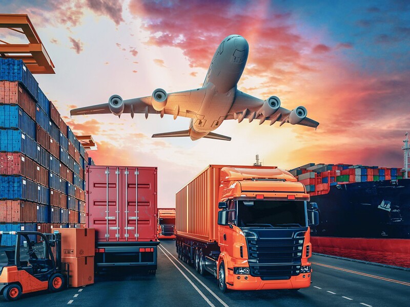 Chuyên viên thương mại quốc tế và xuất nhập khẩu: Xuất nhập khẩu hay ngành Logistics đang phát triển trong những năm gần đây. Theo dự báo, Việt Nam đang cần thêm 2,2 triệu lao động trong ngành Logistics, 10% trong đó là nhân lực chất lượng cao.