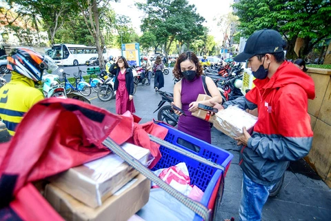 Kẻ lừa đảo giả danh shipper gọi nhận hàng, yêu cầu chuyển khoản khiến nhiều người mất tiền. (Ảnh minh họa)