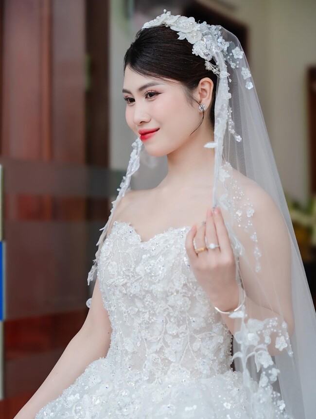 Nhan sắc xinh đẹp của cô dâu Quỳnh Hương.