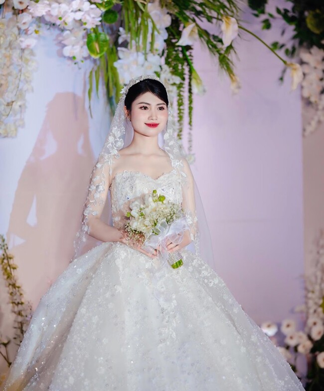 Đám cưới amp;#34;ngập vàngamp;#34; ở Nghệ An: Cô dâu chú rể đeo 15 cây vàng, trích 300 triệu làm từ thiện gây xúc động - 4