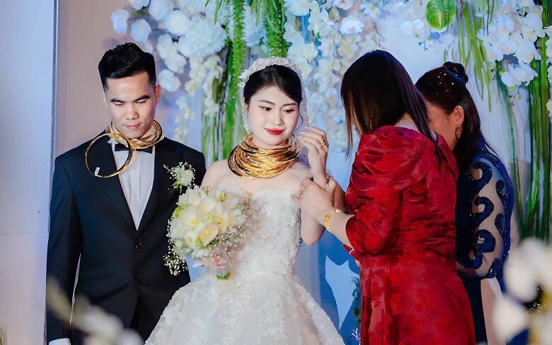 Những món quà mà cặp đôi nhận được đều từ bố mẹ, họ hàng thân thiết hai bên.