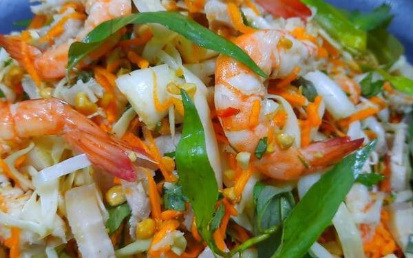 Gỏi bồn bồn có mặt trong nhiều nhà hàng ở miền Tây, được du khách gần xa tìm đến để thưởng thức