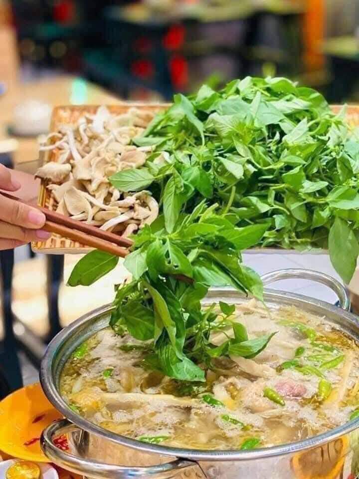 Lẩu gà lá é là đặc sản nổi tiếng ở thành phố, có mặt trong nhiều nhà hàng, quán ăn