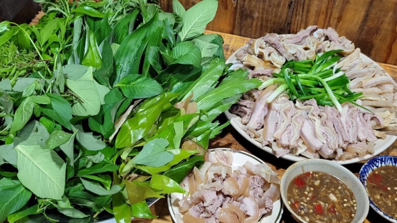 Lá trâm được dùng kết hợp với các loại rau rừng khác trong món bánh tráng Trảng Bàng