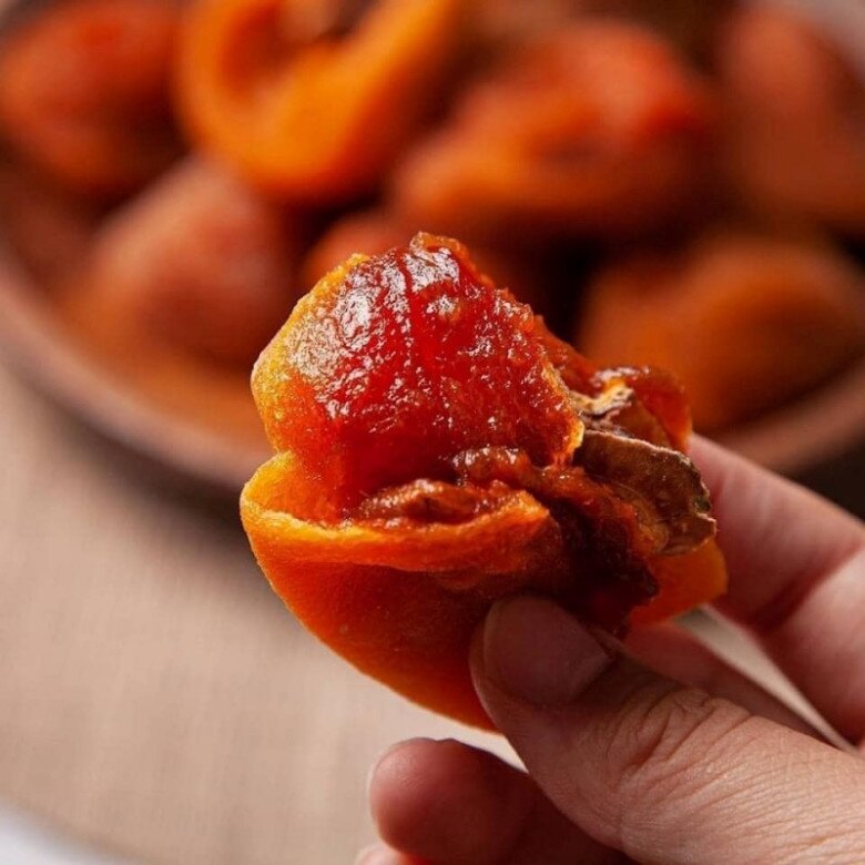 Hồng treo gió khi ăn có mùi thơm lừng, ngọt đậm tự nhiên vốn có, bên trong có lớp mật