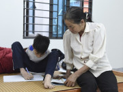 Tin tức - Cậu bé không tay ở Bắc Ninh dùng chân viết chữ, nuôi ước mơ làm bác sĩ cứu người