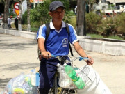 Tin tức - Nam sinh vừa đi học vừa nhặt ve chai, xin cơm thừa để nuôi heo