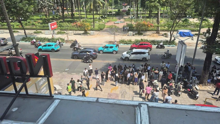 Tại quận 11, nhiều người cũng chạy ra khỏi nhà cao tầng khi cảm nhận rung lắc.