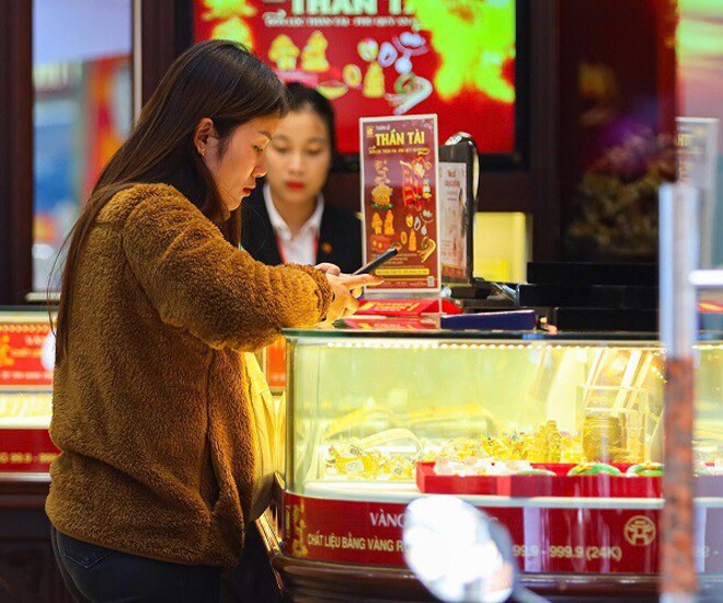 Ngày vía Thần tài, mọi người thường mua vàng, bạc... để cầu tài lộc, sung túc và may mắn.