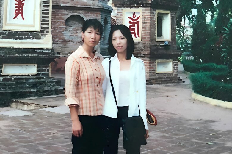 Chị Nga (áo trắng) là người chị Hải Nam mong tìm được để báo ơn.