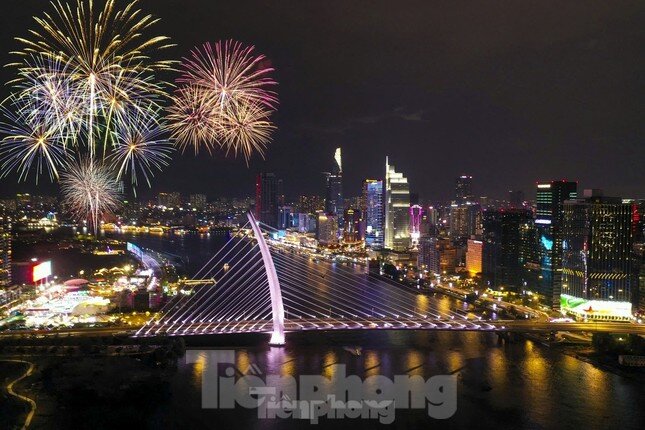Pháo hoa trên bầu trời TPHCM dịp Tết Nguyên đán 2025. Ảnh: Phạm Nguyễn.