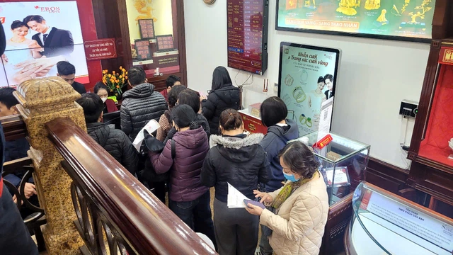 Rất đông khách hàng tới giao dịch mua, bán vàng trong ngày giá neo mức cao kỷ lục