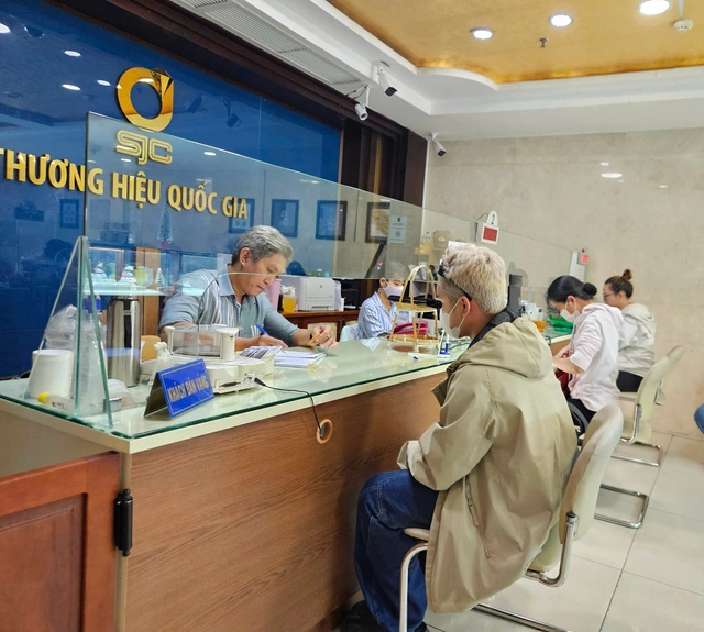 Khách giao dịch vàng tại Công ty SJC chiều 14-3 khi giá vàng lập đỉnh kỷ lục mới