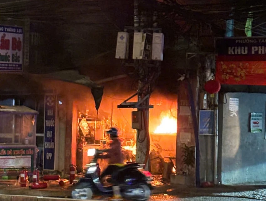 Hiện trường vụ cháy tại quận 7 lúc rạng sáng. Ảnh: CTV