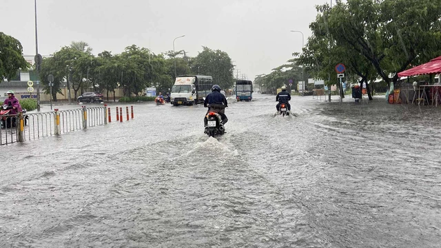 Không khí lạnh khiến Trung Bộ mưa dông, biển động.