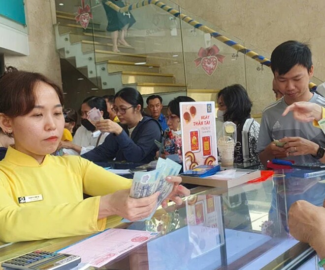 Méo mặt vì giá vàng miếng SJC tăng phi mã. Ảnh: T.L