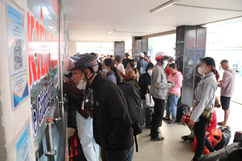 Giá vé dịp Lễ 30-4 tăng không quá 40%.Qua thống kê hằng năm, giá vé dịp Lễ Giỗ tổ Hùng Vương các đơn vị vận tải vẫn giữ nguyên như ngày thường.