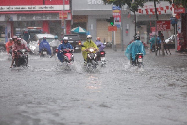 Khu vực Nam Trung Bộ hứng chịu mưa lớn trái mùa hiếm gặp.