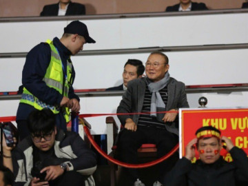 Thầy Park đến sân Việt Trì cổ vũ ĐT Việt Nam đấu Thái Lan chung kết AFF Cup