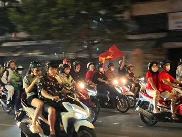 Triệu fan cả nước mở hội ăn mừng ĐT Việt Nam vô địch AFF Cup, rừng cờ bay phấp phới