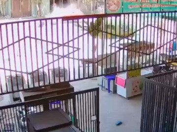 Hoảng hồn cảnh người đi xe máy bị hất văng lên không trung sau va chạm với xe ô tô