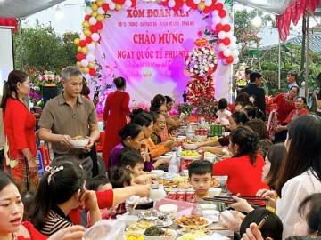 Đàn ông cả xóm họp bàn, tất bật nấu 20 mâm cỗ mừng chị em ngày 8/3