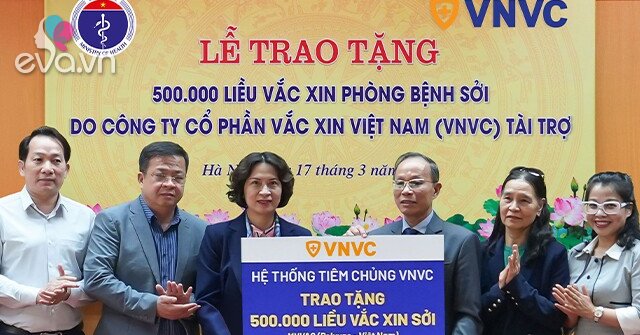 Hệ thống tiêm chủng VNVC tặng Bộ Y tế nửa triệu liều vắc xin sởi chống dịch