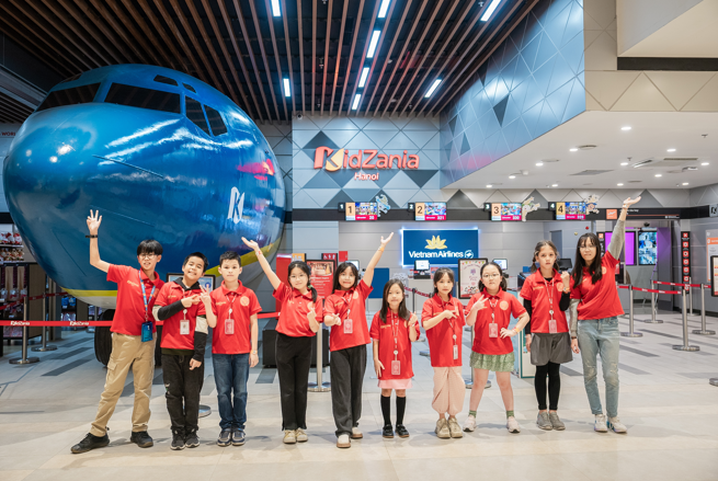 Các bạn nhỏ tại lối vào KidZania Hà Nội