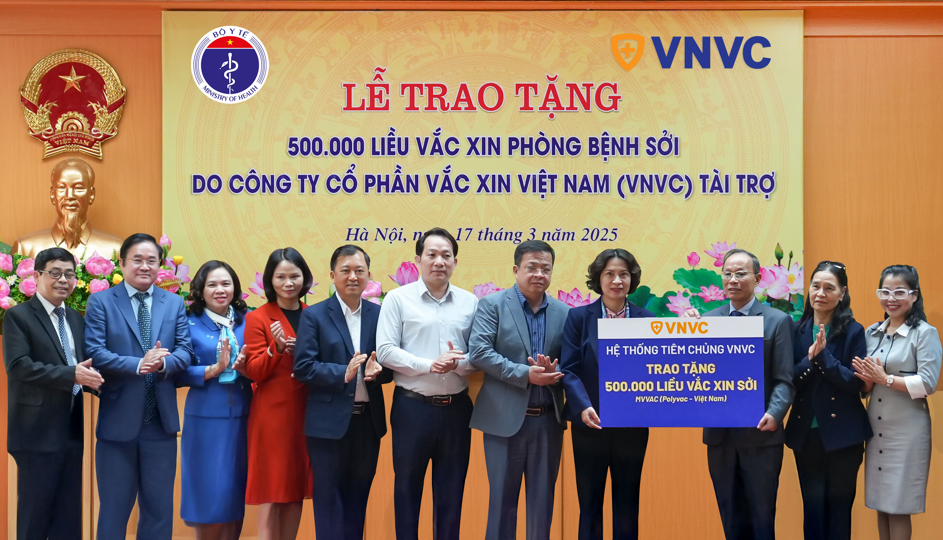 Đại diện của hệ thống tiêm chủng VNVC, MSC Nghiem Tran Dung đã trao 500.000 liều vắc -xin sởi (MVVAC) cho Phó Bộ trưởng Bộ Y tế Nguyen Thi Lien Huong. Ảnh: GIA HAN