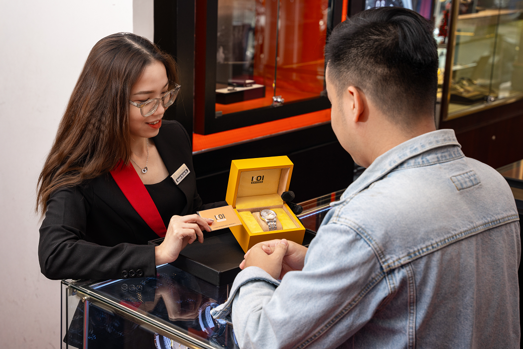 Các “chuyên gia tư vấn” tại Hải Triều hỗ trợ khách hàng chọn ra sản phẩm phù hợp nhất