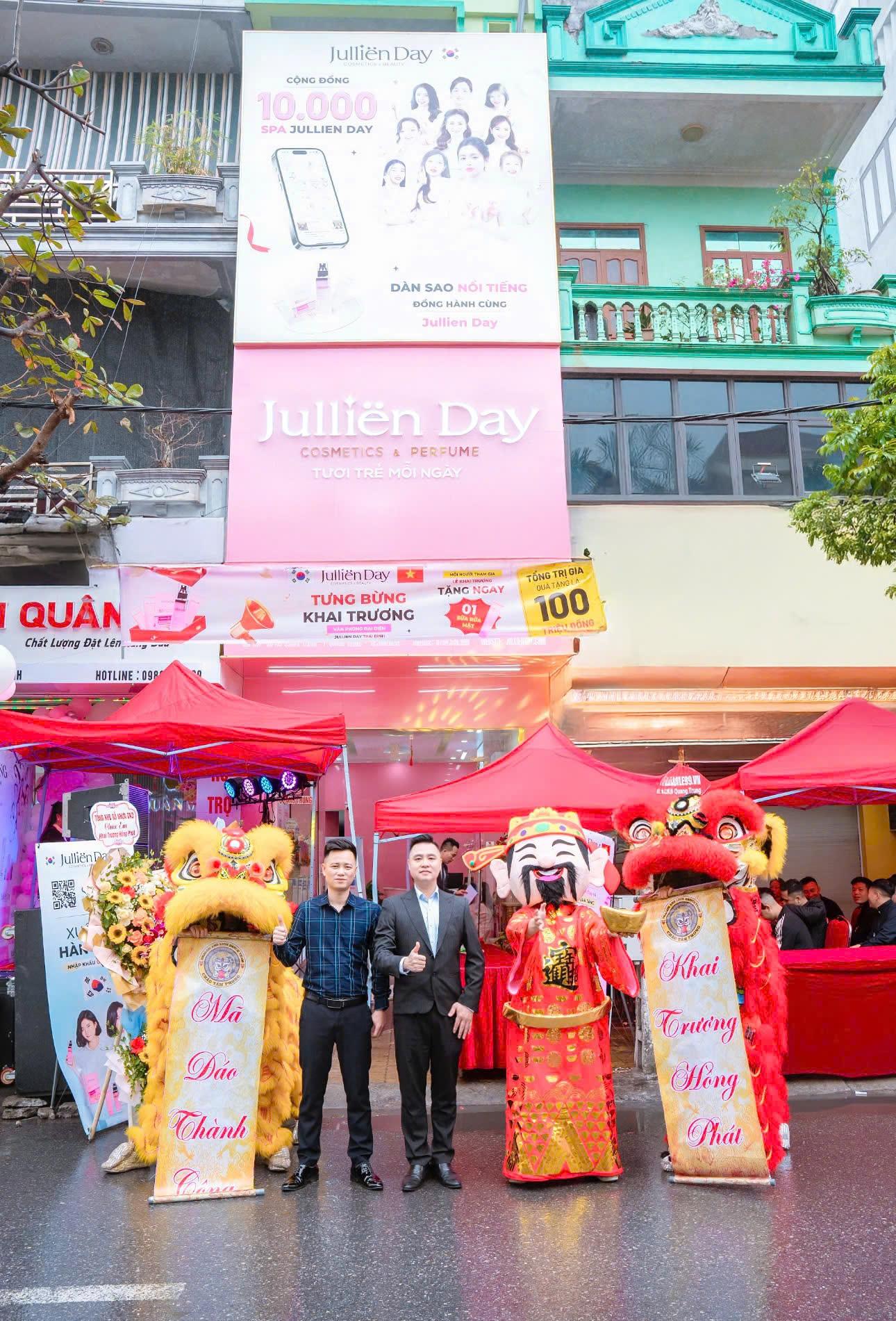 Ông Đặng Quang Dũng - Chủ tịch Jullien Day và ông Đoàn Duy Tuyên (bên trái) - Đại diện văn phòng kinh doanh Jullien Day tỉnh Thái Bình tại lễ khai trương.