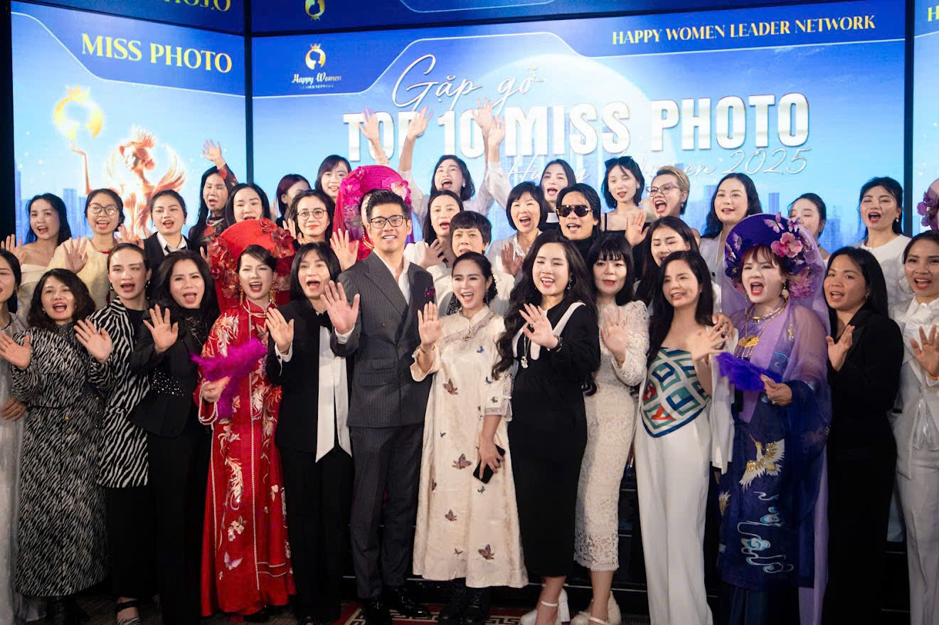CEO Bùi Thanh Hương cùng doanh nhân Phạm Quỳnh, Đỗ Hương Ly,  diễn viên Hải Anh chụp ảnh với các thành viên Happy Women