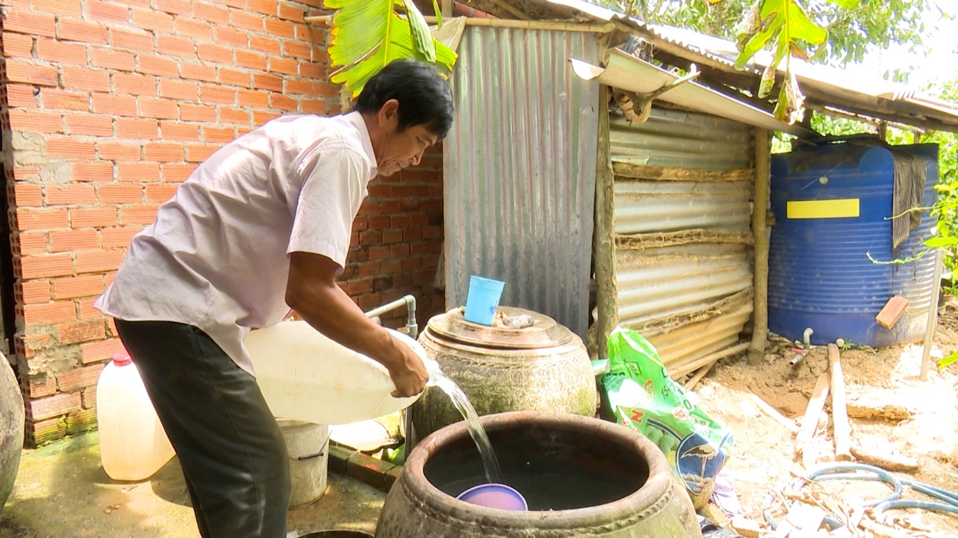 Mọi người tích tụ nước do hạn hán và xâm nhập nước muối, cho phép muỗi nhân lên và tăng nguy cơ sốt xuất huyết sốt