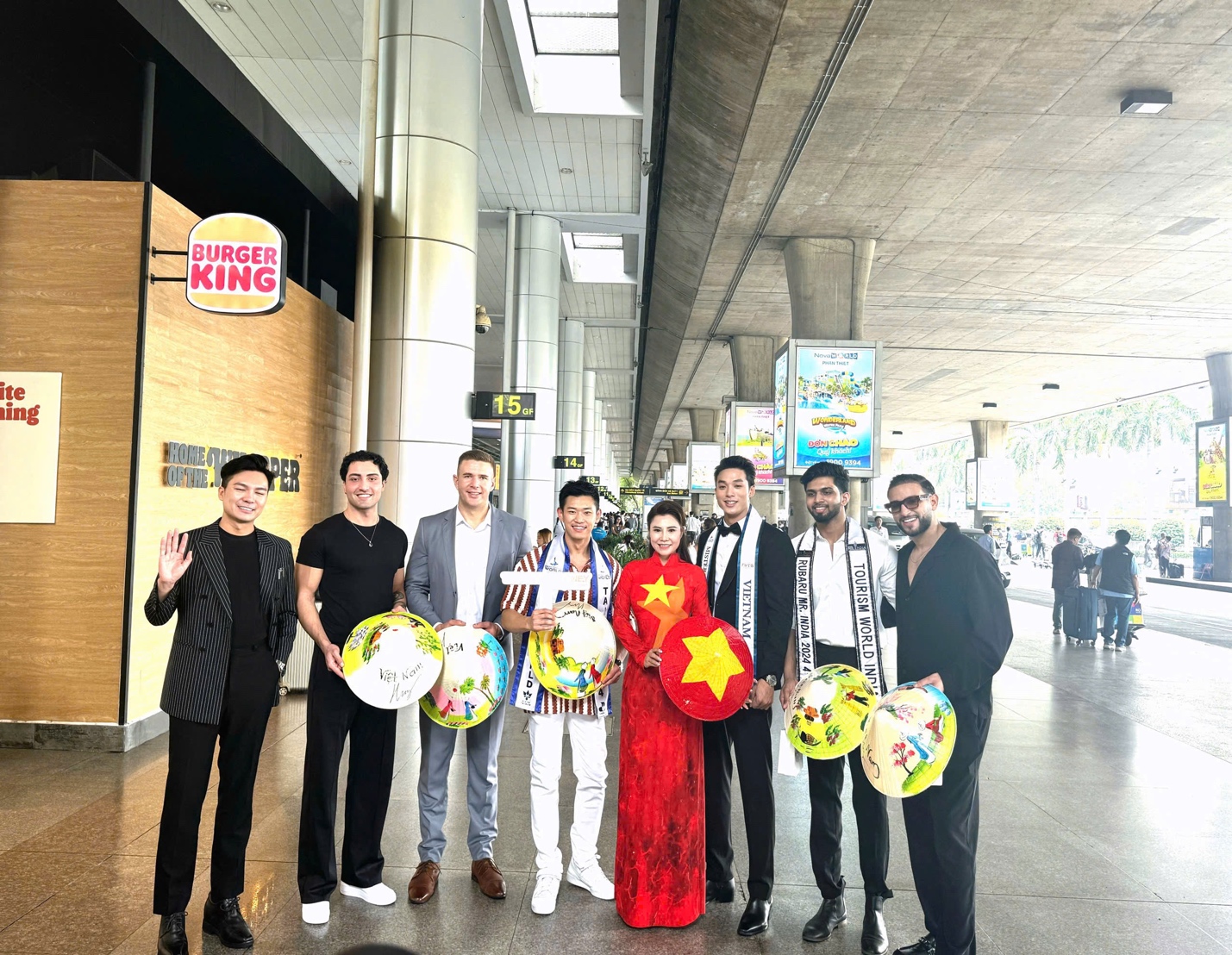 Hoa hậu Thanh Thanh nền nã với tà áo dài đón thí sinh quốc tế tại sân bay
