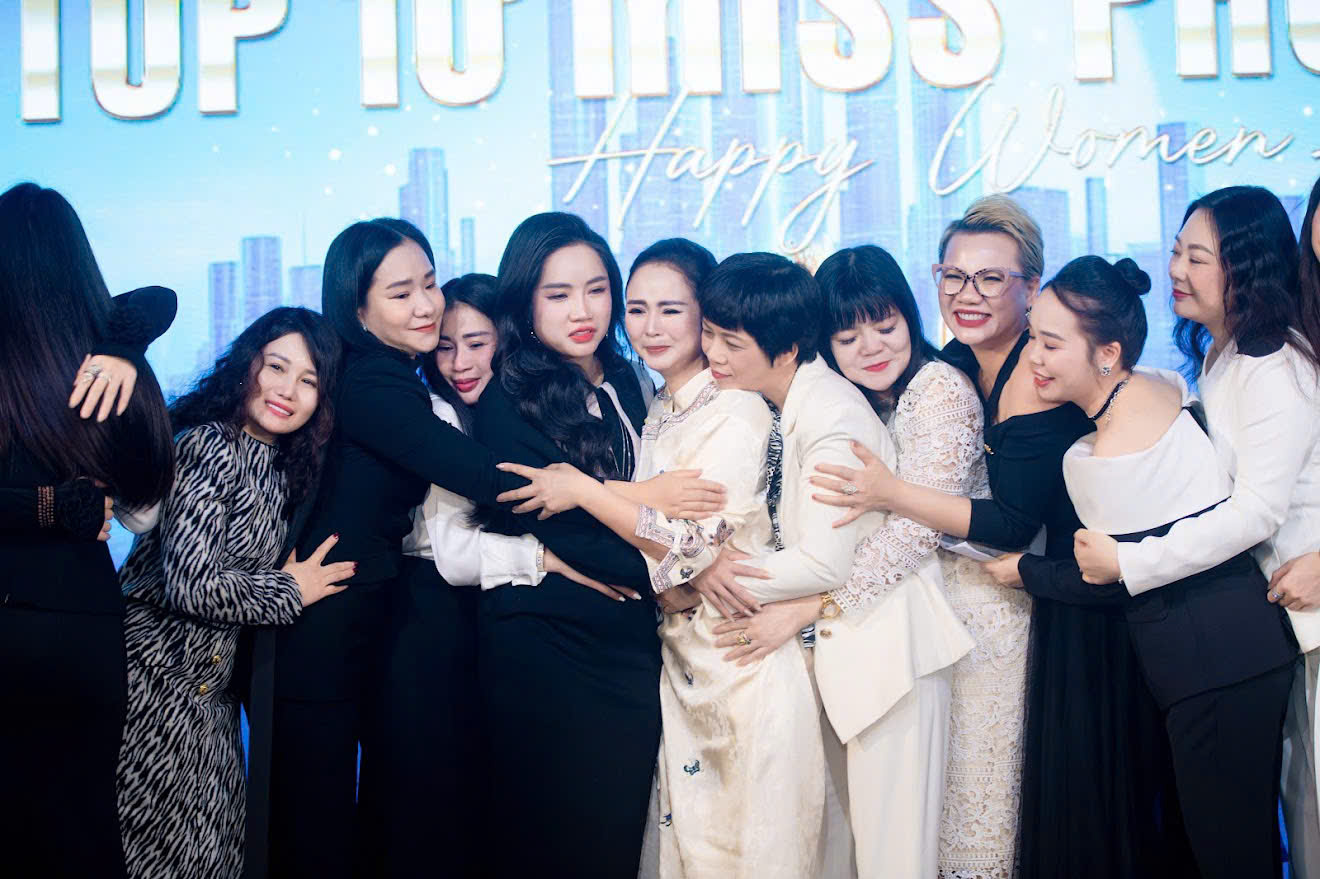 Khoảnh khắc CEO Bùi Thanh Hương cùng doanh nhân Phạm Quỳnh, Đỗ Hương Ly  xúc động chia sẻ hành trình xây dựng và phát triển Happy Women 