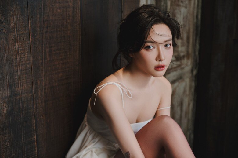 Lớp nền trong veo như nước cùng đôi môi căng mọng, khó ai có thể tưởng tượng nữ ca sĩ đã bước sang tuổi U40 