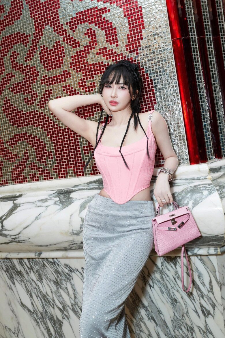 Diện áo cùng màu với túi hiệu, Mina Phạm đã cải thiện khả năng ăn mặc lên một tầm cao mới.