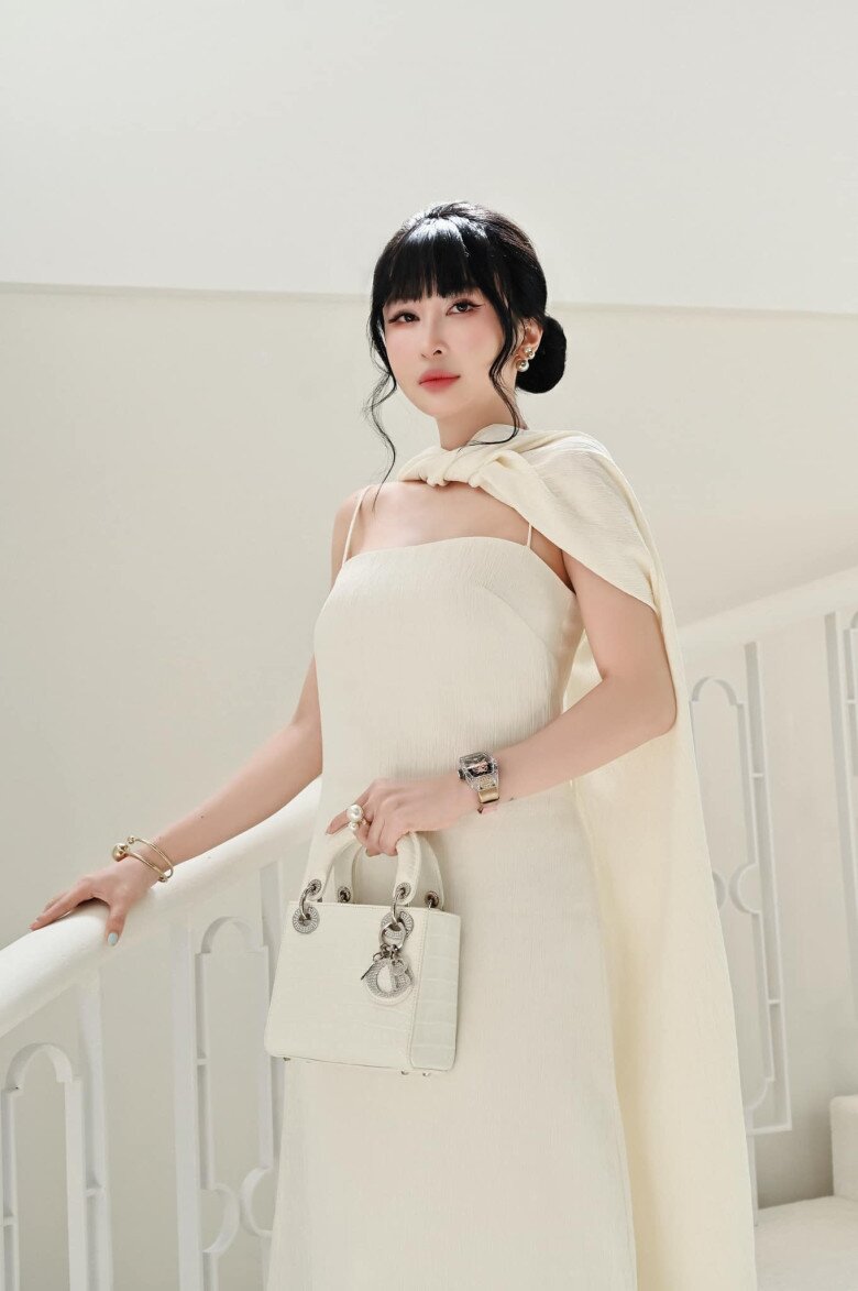 Trong một sự kiện khác, Mina Phạm diện outfit cùng màu trắng kem với túi. Tuy outfit có phần đơn giản với tone màu đơn sắc và ít phụ kiện rườm rà, Mina Phạm vẫn rất sang trọng, đúng với đẳng cấp.