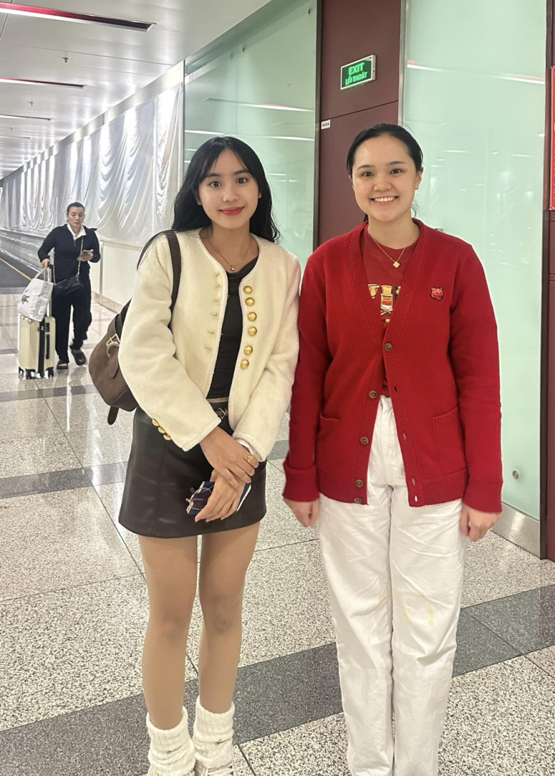 Trong một lần khác, Quỳnh Anh cũng xuất hiện với trang phục xuề xòa khi vừa xuống máy bay, chưa kịp chỉnh trang thì đã gặp hot Facebooker người Lào – Maysaa và chụp ảnh.