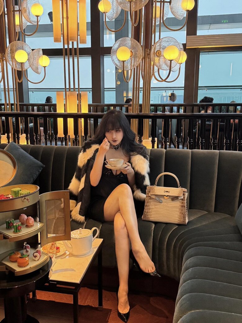 Mina Phạm tuổi 40 vẫn có thân hình bốc lửa, diện hàng hiệu từ đầu tới chân.