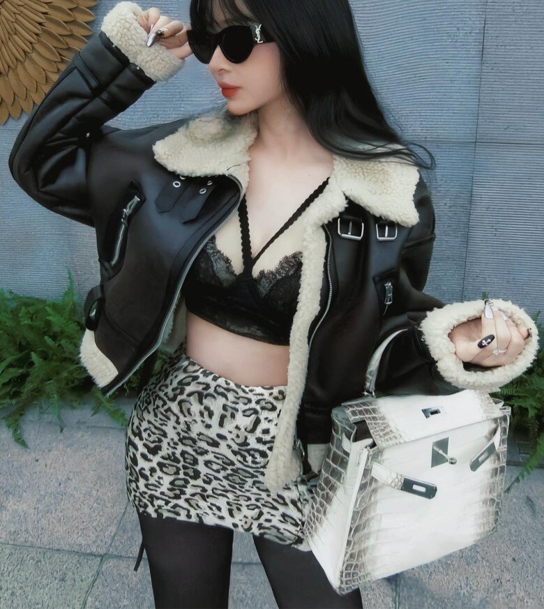 Một trong những outfit bị chê nhiều nhất của bà xã đại gia ngành nhựa chính là sự kết hợp giữa túi xách cá sấu bạch tạng, kết hợp váy da báo, áo bra và áo khoác lông bên ngoài khiến tổng thể rối mắt.