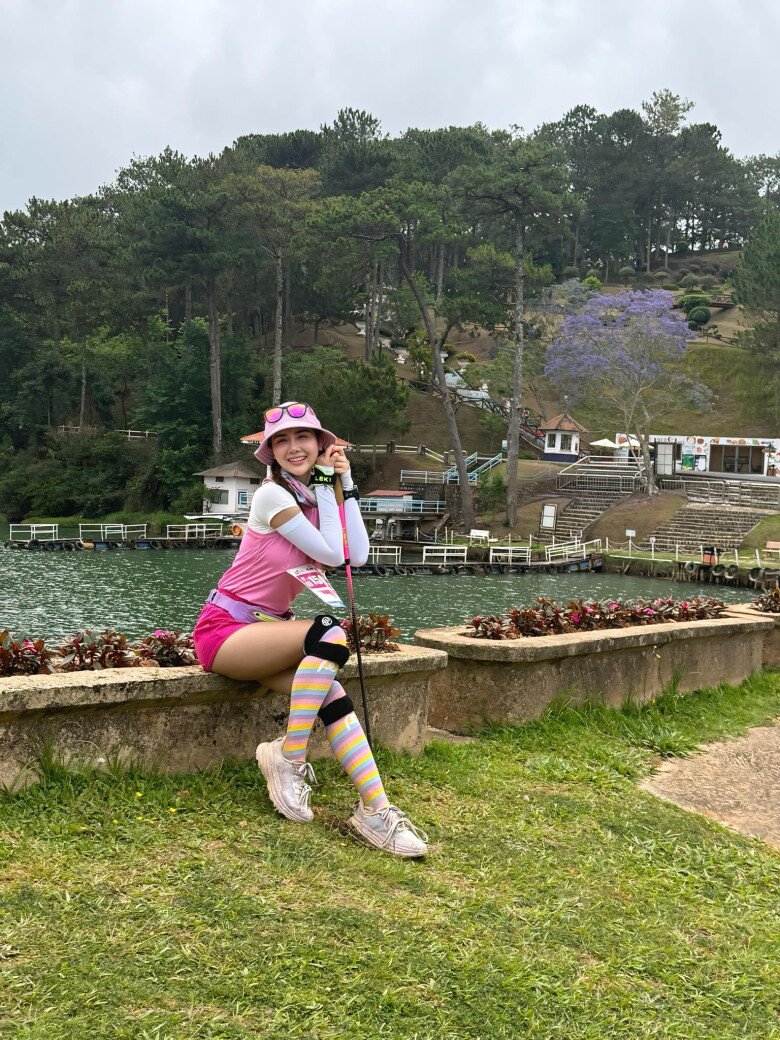 Huyền Lizzie là một trong những mỹ nhân nổi bật nhất hiện tại trong các nữ diễn viên VTV nhờ nhan sắc mặn mà và diễn xuất ngày càng tiến bộ.