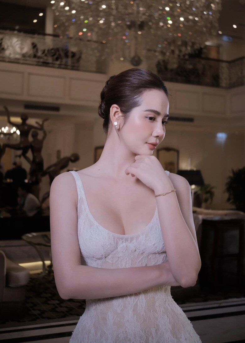 Huyền Lizzie ghi điểm với gương mặt thanh tú và đường nét hài hòa hơn so với ngày trẻ.