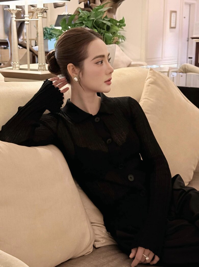 Bà mẹ 2 con thăng hạng nhan sắc hơn hẳn so với ngày trước làm dấy lên tin đồn cô nàng đã thẩm mỹ từ gọt mặt cho đến nhấn mí.